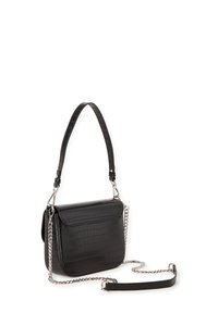 Černá taška přes rameno z ekologické kůže s texturovaným motivem krokodýla, stříbrnými řetízkovými detaily a nastavitelným popruhem. Obdélníkový tvar, uzavírání na klopu.