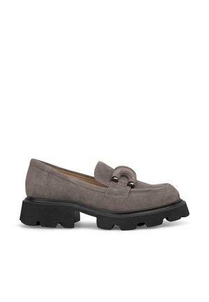 Grijze suède instaploafer met een dikke zwarte rubberen zool, voorzien van een decoratieve band en cirkelvormig hardwaredetail op de wreef.