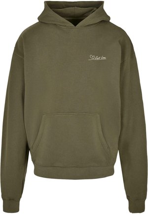 Hanorac verde olive din bumbac moale, cu buzunar frontal și text brodat "Just Love" în alb.