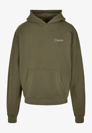 Oliven grøn hoodie lavet af blødt bomuldsmateriale, med en frontlomme og en broderet "Just Love"-tekst i hvid.