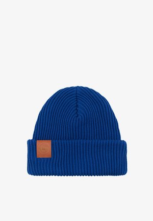 Niebieska czapka dzianinowa z prążkowanym wzorem, z zagiętym daszkiem i brązową skórzaną naszywką z logo. Tekstura wydaje się miękka i elastyczna.