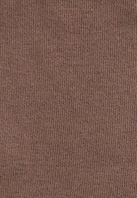 Brązowy prążkowany materiał z pionowymi liniami, charakteryzujący się miękką teksturą i jednolitym wzorem. Brak widocznych elementów metalowych lub akcentów.