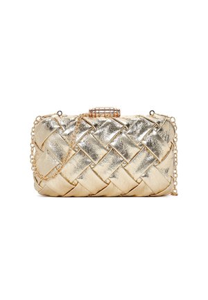 Prostokątna pleciona kopertówka w kolorze złotym z metalicznym wykończeniem, łańcuszkowym paskiem i dekoracyjnym cylindrycznym zapięciem u góry.