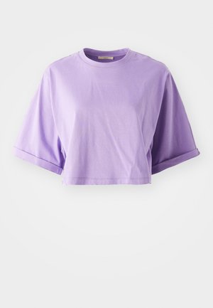 Korte mouwen, cropped t-shirt in lichtpaarse katoen. Heeft een ronde halslijn en opgerolde mouwen, met een gladde textuur en minimale details.