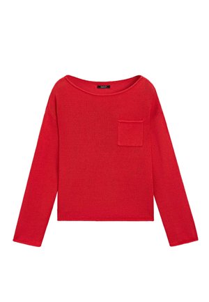 Maglione lungo a maniche lunghe rosso lavorato a maglia con scollo rotondo e una piccola tasca quadrata sul petto sinistro.