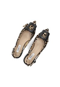 Slingback schoenen met luipaardprint, spitse neuzen, zwarte accenten en een grote vierkante gespsluiting. Glad binnenwerk en platte zolen.