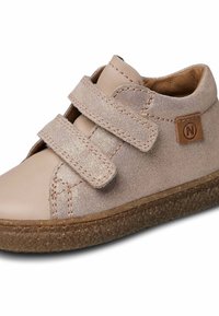 Dětská obuv na suchý zip v světle růžové kůži s třpytivým textilním svrškem. Zaoblená špička, texturová guma podešev a logo akcent na boku.