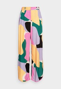 Losse, gemusterde broeken met meerkleurige vormen in roze, groen, geel, zwart en lavendel, met een gladde textuur en een elastische tailleband.