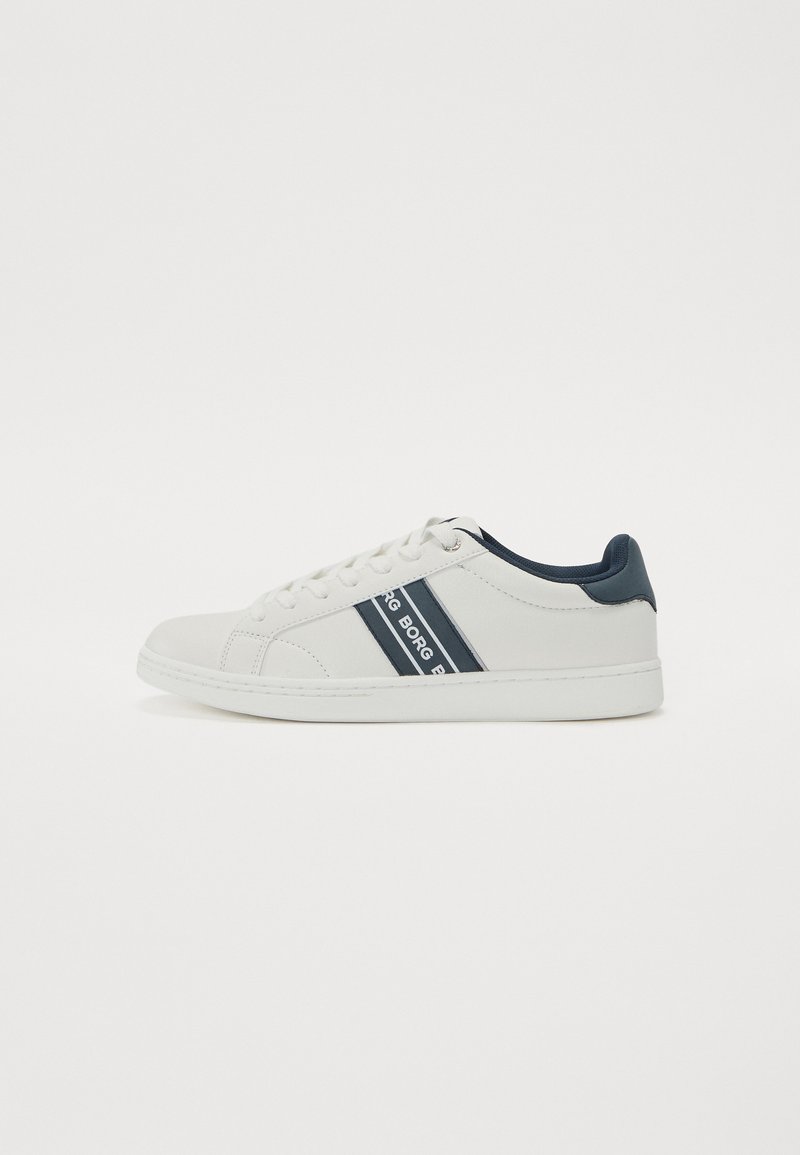 Witte sneaker met een gladde leren textuur. Kenmerkt zich door twee donkerblauwe strepen aan de zijkant en een bijpassende donkerblauwe hielaccent. Gewone vetersluitingen.