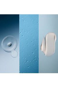 Trois textures affichées : une goutte de gel clair avec des bulles, un fond bleu avec des gouttes d'eau, et une trace de lotion crémeuse blanche sur bleu clair.