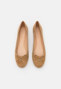 COACH ABIGAIL BALLET FLAT - Balerīnas laiviņas - peanut