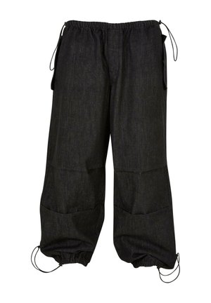 Tmavomodré rifľové nohavice s voľným strihom, elastickým pásom, sťahovaním na šnúrku a dvoma veľkými bočnými vreckami. Na členkoch sú nohavice zakončené nariasenými manžetami.