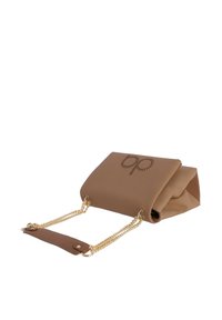 Bolso de mano marrón plisado con un acabado texturizado, que presenta correas de cadena doradas y un diseño decorativo de logotipo perforado en la parte frontal.