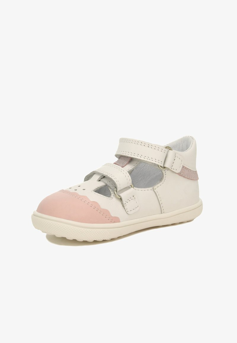 Witte leren schoen met een roze rubberen teenkap en geschulpte details. Heeft twee verstelbare banden en uitsparingen voor ventilatie.