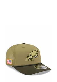 Khakifarbene, enganliegende Mütze mit einem erhöhten Adler-Logo in Schwarz und Gold. Verfügt über einen Netzrücken und ein kleines Detail mit der amerikanischen Flagge. Flacher Schirm.