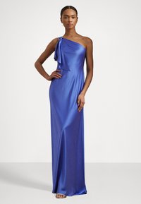 Vestido longo até ao tornozelo em cetim azul com um design de um ombro só, apresentando um detalhe plissado e uma fivela decorativa.