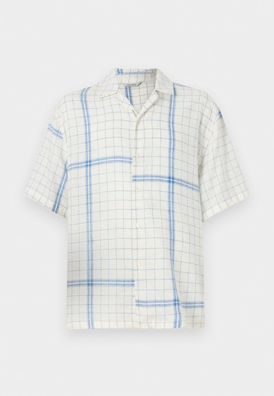 Camisa de mangas curtas feita de tecido leve com fundo branco e padrão de grelha azul. Inclui colarinho pontudo e frente com botões.