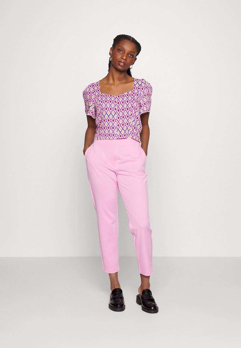 petite cigarette trousers Favorite Daughter The Favorite Pant in Black The petite favorite cigarette pant in grey suiting is a true classic ONLY Petite ONLJADA-MERLE CIGARETTE PANTS
