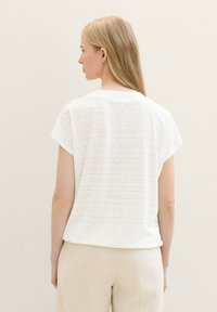 TOM TAILOR MIT LOCHMUSTER - Jednoduché tričko - whisper white