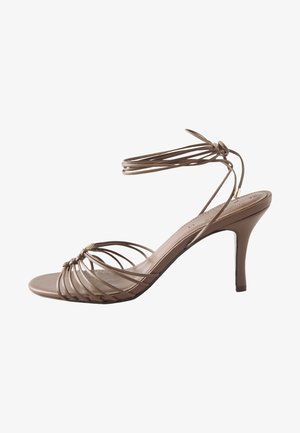 Next, REGULAR FIT - N.PREMIUM STRAPPY HARDWARE SANDALS . - Højhælede sandaletter / Højhælede sandaler - tan brown