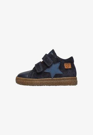 Marineblaue Leder- und Wildledersneaker für Kleinkinder mit einem blauen Stern Design, ausgestattet mit zwei Klettverschlüssen und einer strukturierten braunen Gummisohle.