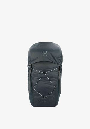 Mochila de nailon gris con una parte superior redondeada, presenta un diseño de cordón elástico y correas ajustables. Texto "L.I.M 35" impreso en la parte inferior.