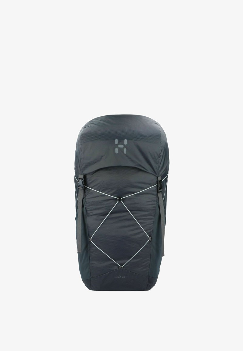 Grau nylon Rucksack mit abgerundetem Deckel, ausgestattet mit einem Bungee-Kordel-Design und verstellbaren Riemen. Der Text „L.I.M 35“ ist am Boden aufgedruckt.
