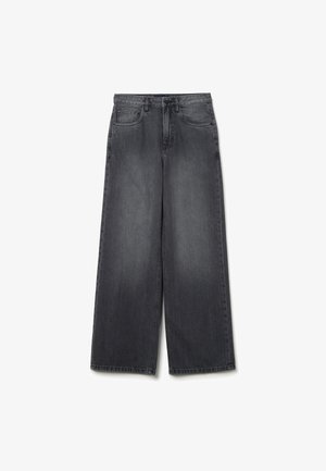 Jeans à jambe large en denim gris foncé, avec un design à cinq poches, une fermeture éclair et une décoloration subtile pour la texture. Finition lisse avec des lignes épurées.
