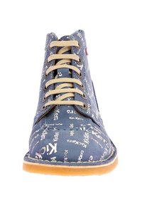 Stivaletti alla caviglia in tessuto blu con lacci beige chiaro, caratterizzati da un motivo a logo "Kickers" bianco ripetuto e una suola in gomma.