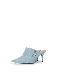 Mule blu con punta affilata e tacco alto, realizzate in tessuto testurizzato, con dettagli in zip e design angolare, dotate di un sottile tacco a stiletto.