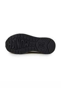 Suela de zapato de goma negra con una superficie texturizada y patrón que presenta elementos en relieve y el nombre de la marca "MUNICH" grabado.