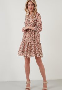 LELA REGULAR FIT - Vapaa-ajan mekko - salmon