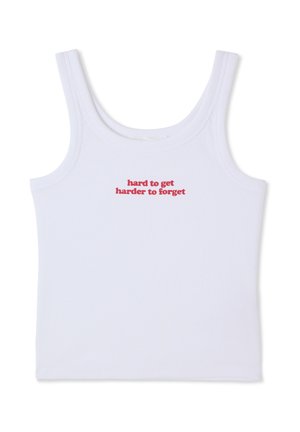 Canotta bianca a coste con testo rosso centrato sul davanti che recita "hard to get harder to forget" in lettere minuscole.