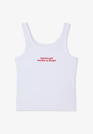 Canotta bianca a coste con testo rosso centrato sul davanti che recita "hard to get harder to forget" in lettere minuscole.