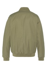 Giubbotto bomber verde oliva con colletto e polsini a costine, orlo elastico arricciato e texture del tessuto liscia. Vista posteriore, senza chiusure visibili.
