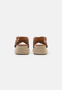ONLY SHOES ONLMINERVA - Sandale s platformom - cognac