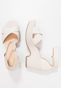 Clarks Sandály na platformě - white