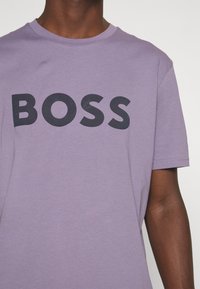 BOSS THINKING - Potiskana majica - medium purple