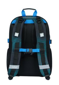 Černý batoh s modrými akcenty, síťovaným zádovým panelem, nastavitelnými popruhy a tečkovaným vzorem. Obsahuje pevnou rukojeť a uzávěr na přezku.