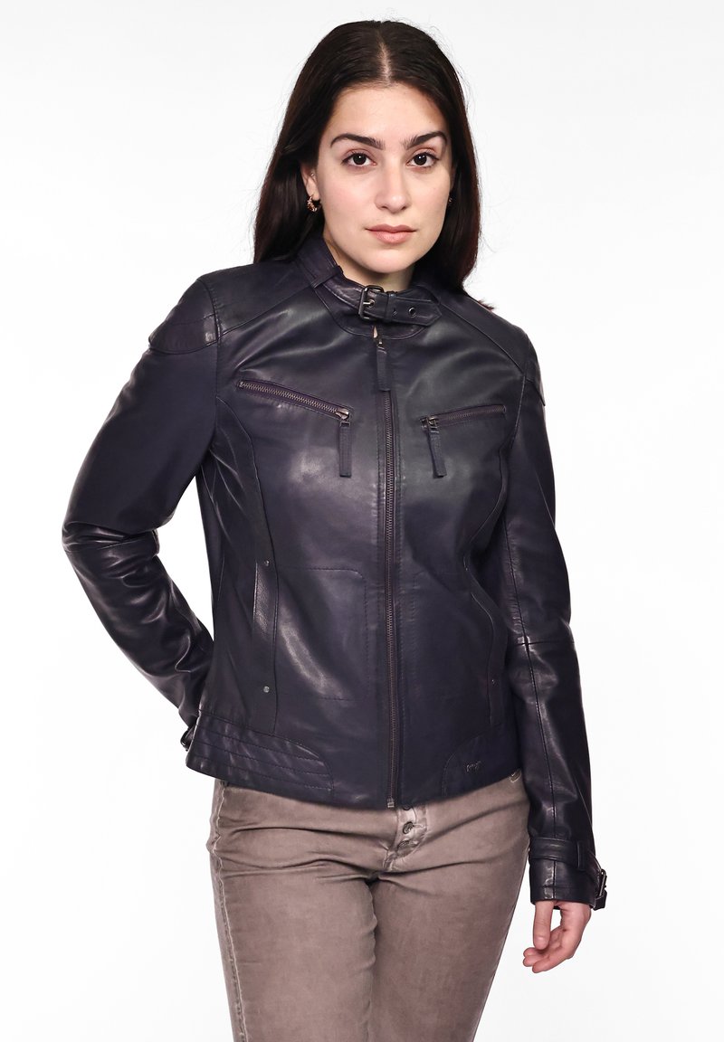 Marineblaue Lederjacke mit Stehkragen, durchgehendem Reißverschluss, zwei Brusttaschen und gesteppten Details am Saum und an den Ärmeln. Glatte Textur.