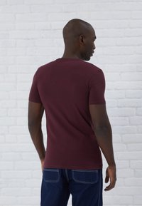 Pier One 3 PACK BASIC MUSCLE FIT T SHIRT - T-shirts - bordeaux/dark green/dark blue