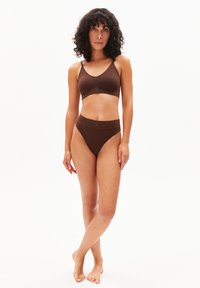 Bruine geribbelde bralette met verstelbare bandjes en bijpassende hooggesneden bikinibroekje; zachte textuur en naadloos ontwerp.