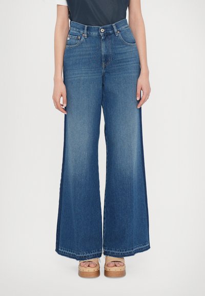 Jeans z szerokimi nogawkami w średnim niebieskim denimu, z wysokim stanem, z przodem zapinanym na guzik i minimalnym wyblaknięciem.