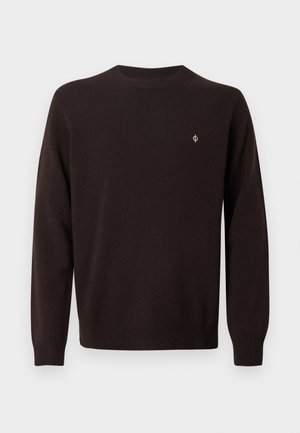 Tmavohnedý pletený sveter s okrúhlym výstrihom, rebrovanými manžetami a lemom. Na ľavej hornej strane má malú vyšívanú značku.