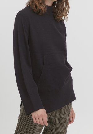 Marineblauwe pullover met hoge kraag, lange mouwen, een voorzak en zijsplitten. Gemaakt van zacht materiaal met een gladde textuur.