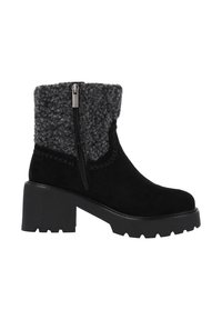 Czarne zamszowe botki za kostkę z szarym wełnianym kołnierzem, bocznym zamkiem, masywną czarną podeszwą platformową i ozdobnym przeszyciem.
