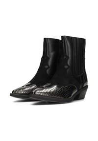 Botines negros con una combinación de cuero liso y estampado de serpiente texturizado, con un tacón bajo apilado y recortes decorativos.