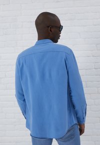 Pier One LINEN BLEND SHIRT - Cămașă - royal blue
