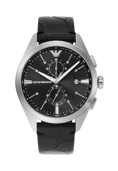 Náramkové hodinky Emporio Armani s černým koženým řemínkem, černým ciferníkem, stříbrnými ručičkami, dvěma subciferníky, tachymetrickou stupnicí a okénkem pro datum na třetí hodině.