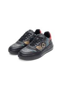 Svarta lädersneakers med ett mönstrat tygöverdrag med geometriska linjer. Inkluderar kontrasterande röda accenter och en logotypdetalj på sidan.